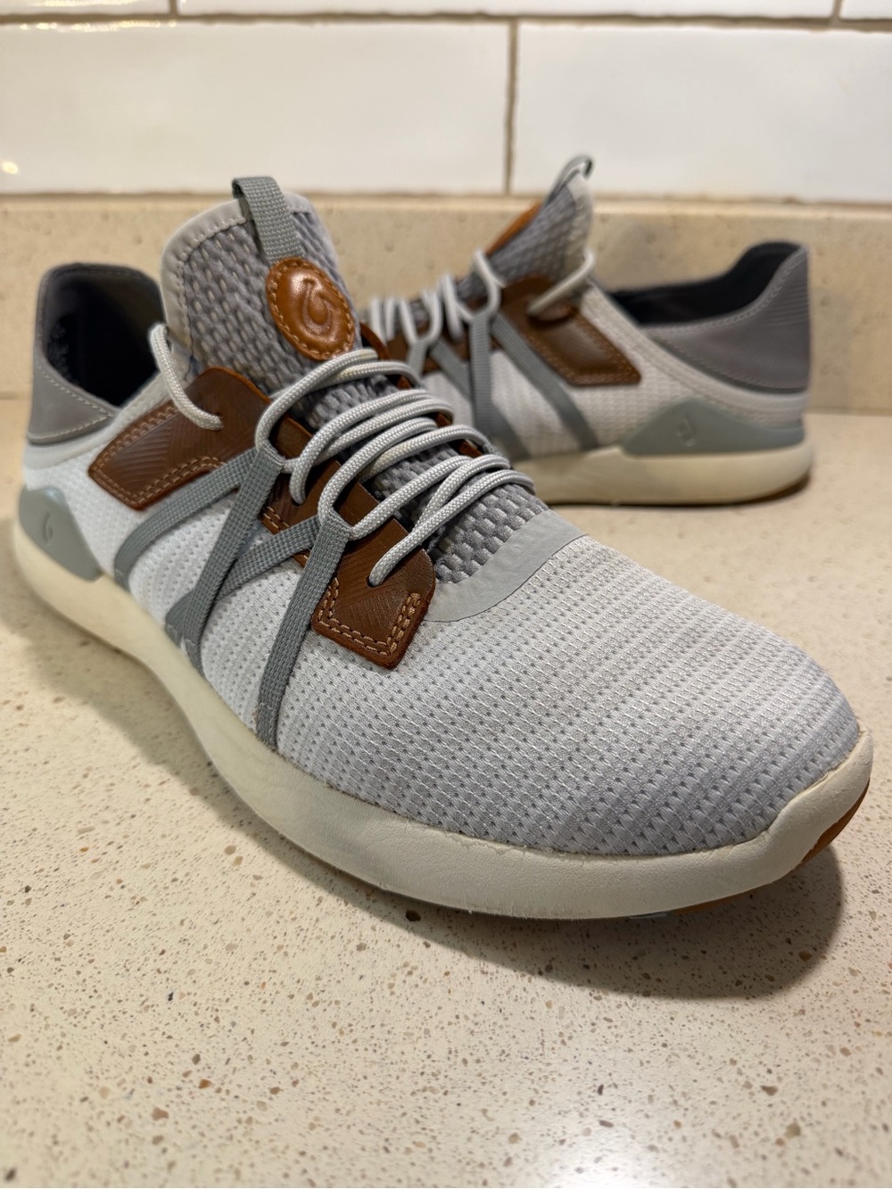 OluKai Men's Mio Li Athletic Sneakers with Brown Leather Accents Size 9